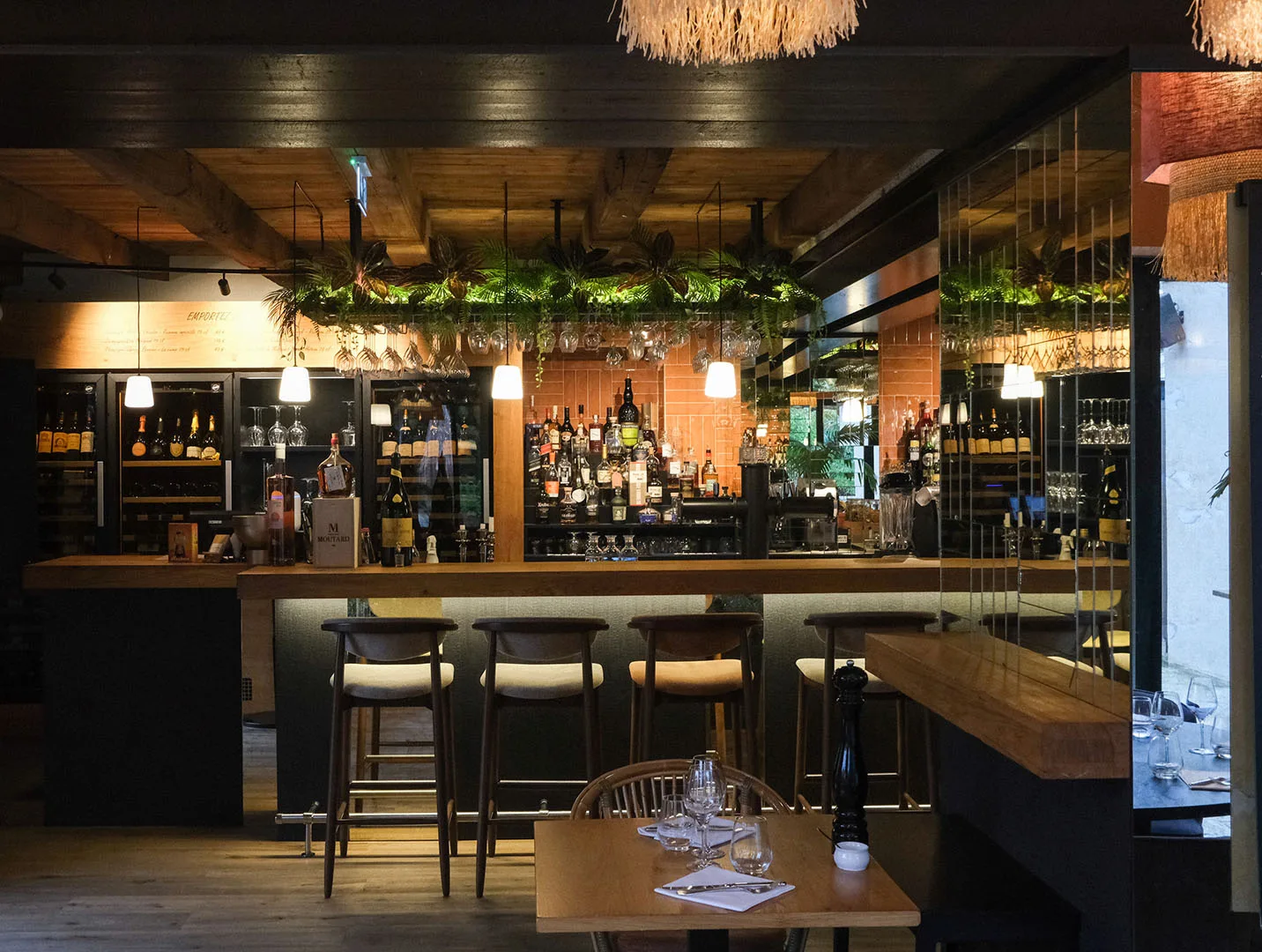 vue sur le bar et le début de la salle dans un décor chaleureux