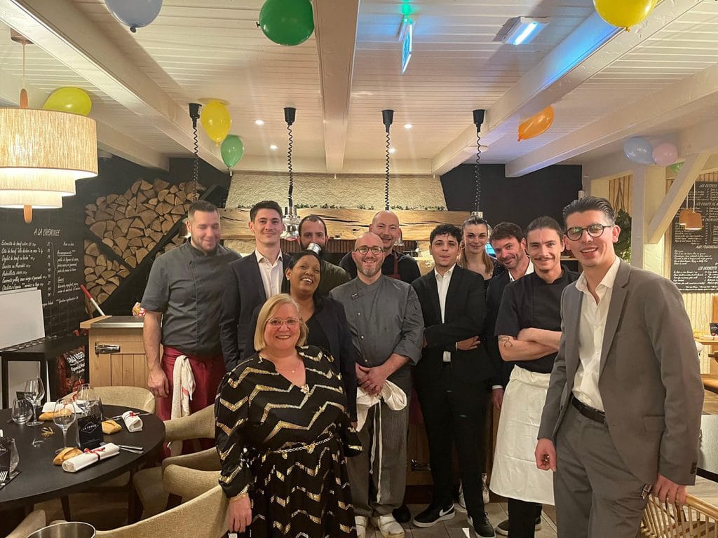 groupe de personnes dans un restaurant