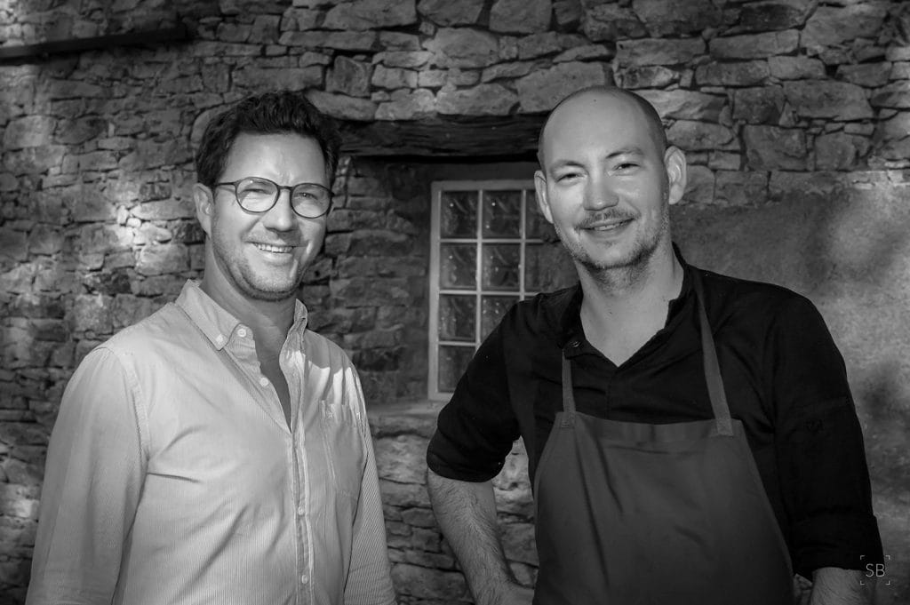 deux hommes devant leur restaurant