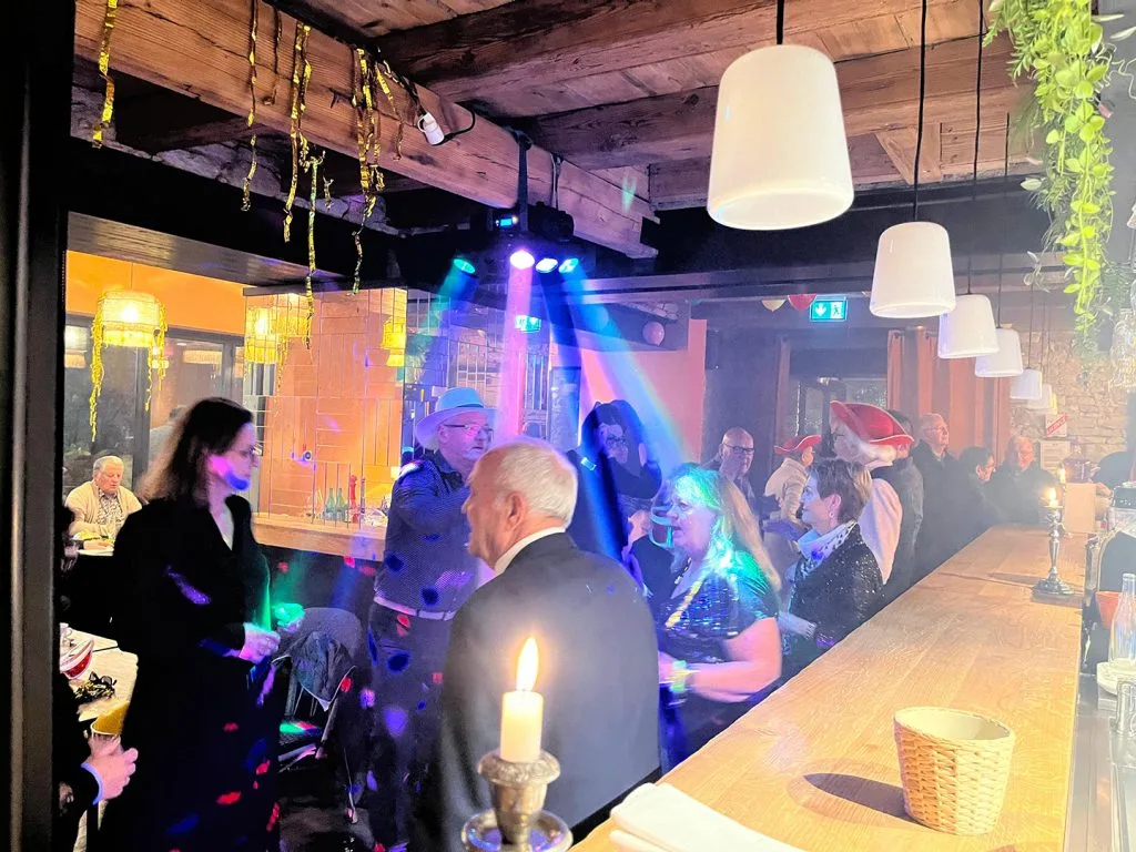 personnes au comptoir sous une lumière bleue