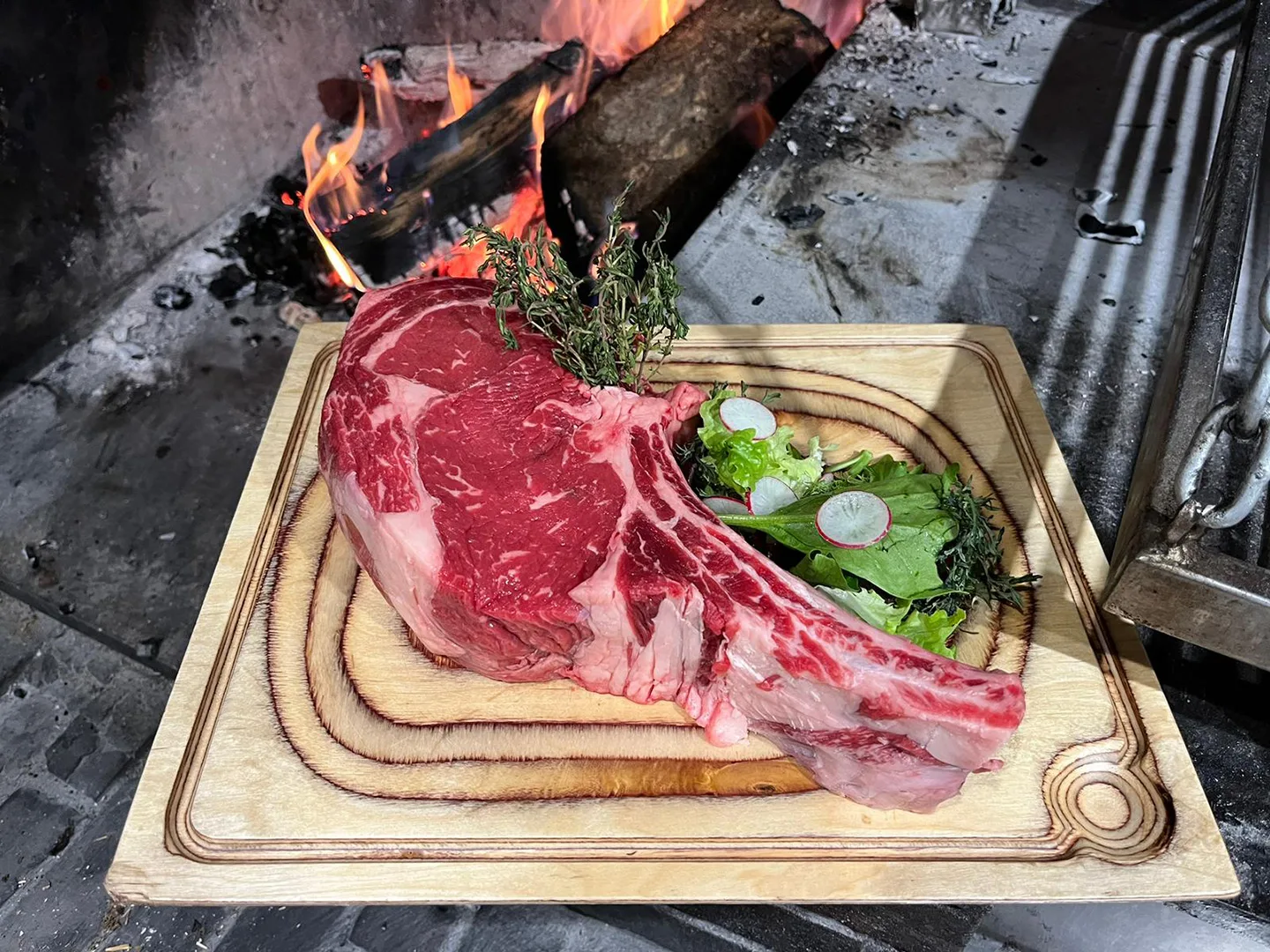 côte de bœuf prête à être grillée dans la cheminée