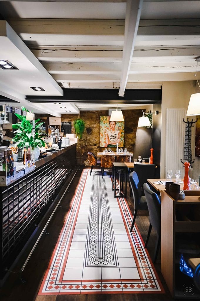 intérieur du restaurant avec bar et tables