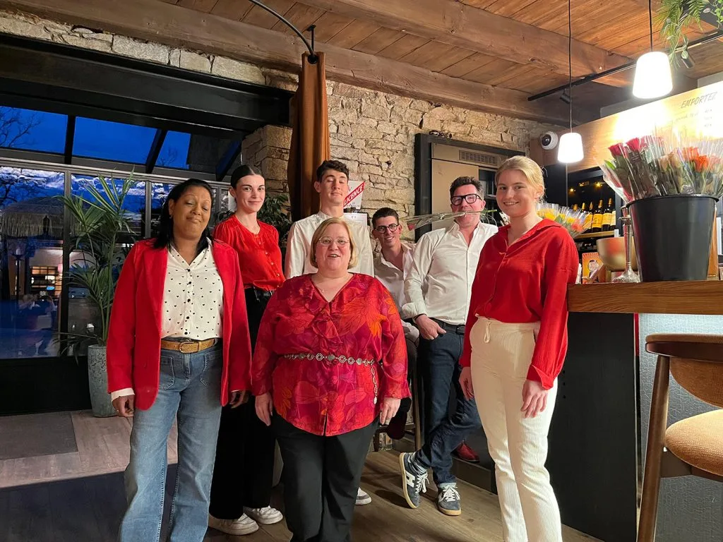 personnes avec un vêtement rouge et un saut de roses