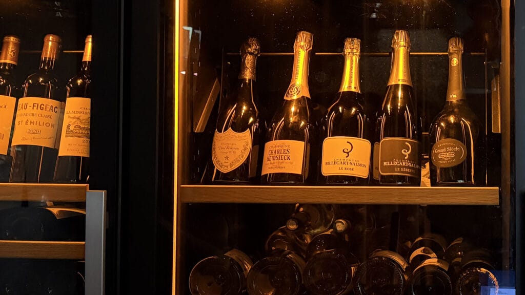 Cave à vin bouteilles de vins dans la cave
