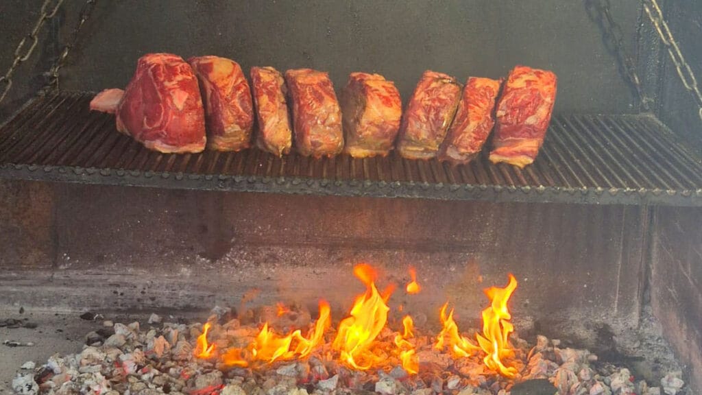 Fait maison des grillades en train de cuire au-dessus du feu de bois