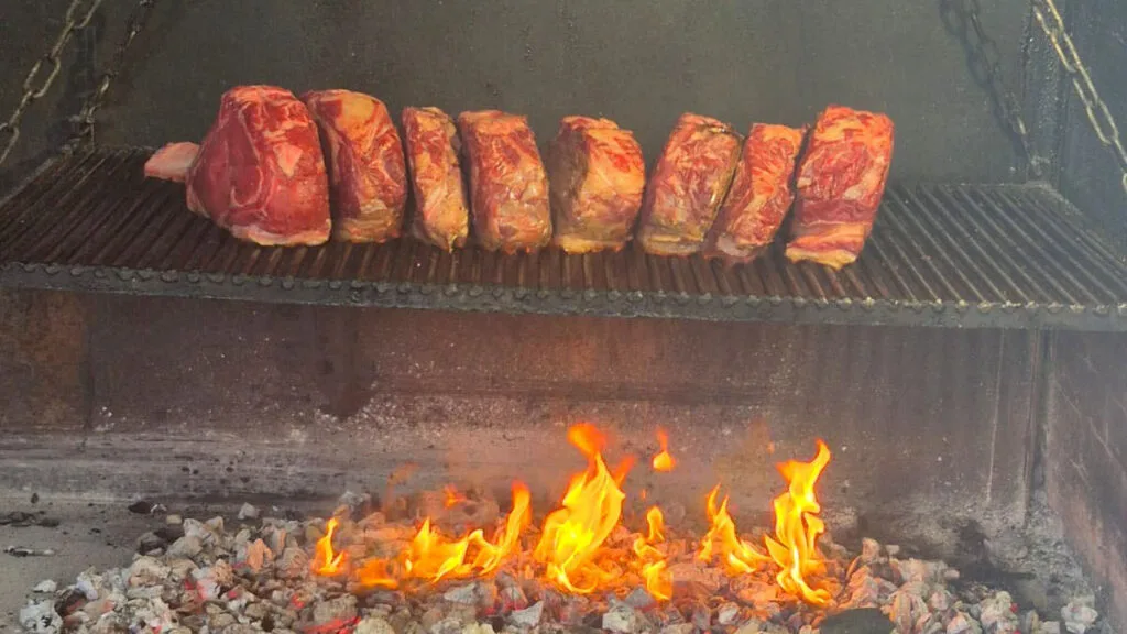 Fait maison des grillades en train de cuire au-dessus du feu de bois
